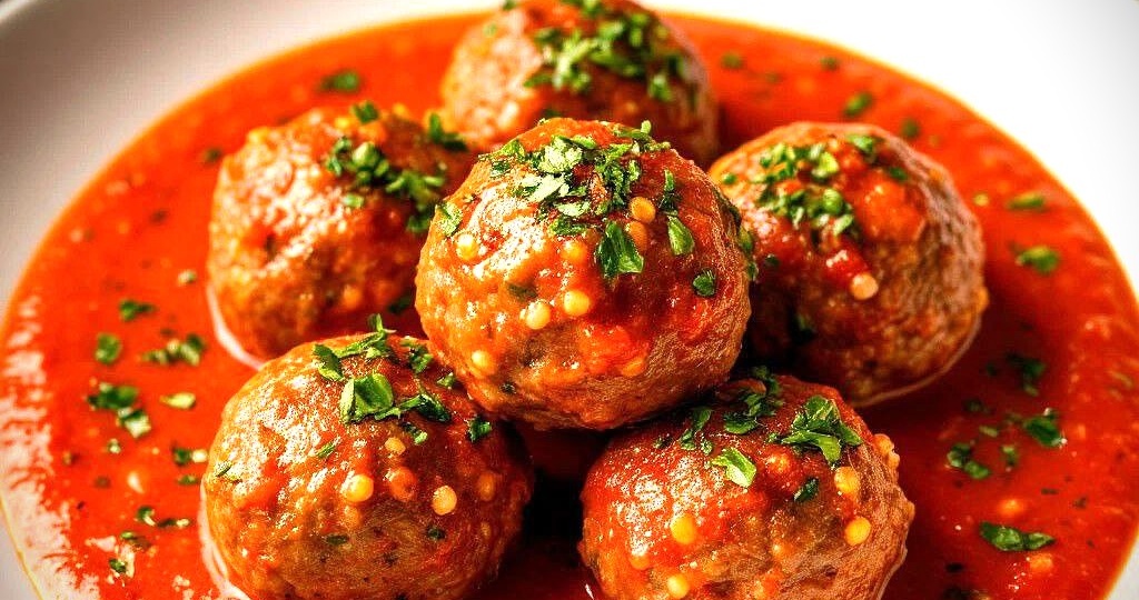 Тефтели с булгуром в сметанно-томатном соусе: сытно и ароматно!