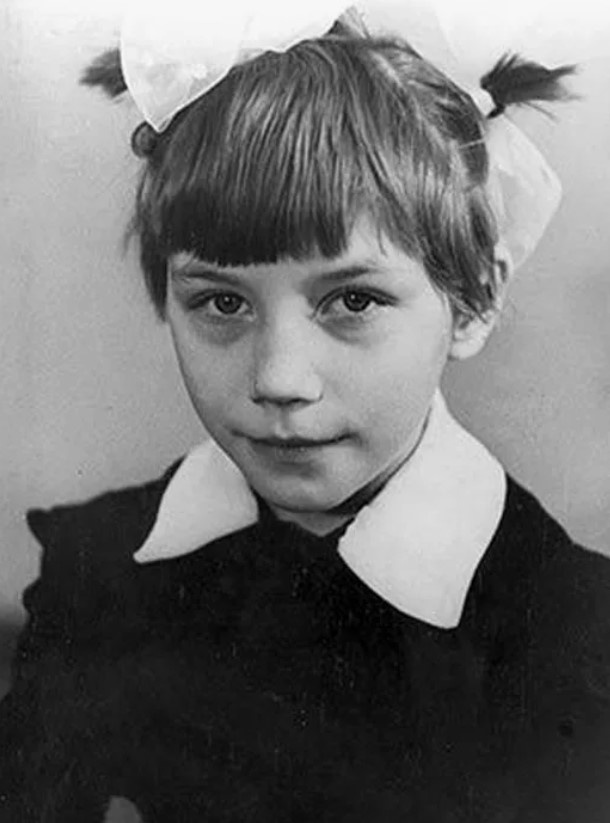    Будущая сваха не любила вспоминать школьные годы, отмеченные бедностью и одиночеством.