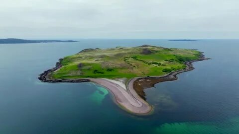 Вид с воздуха на остров Груинард в Шотландии