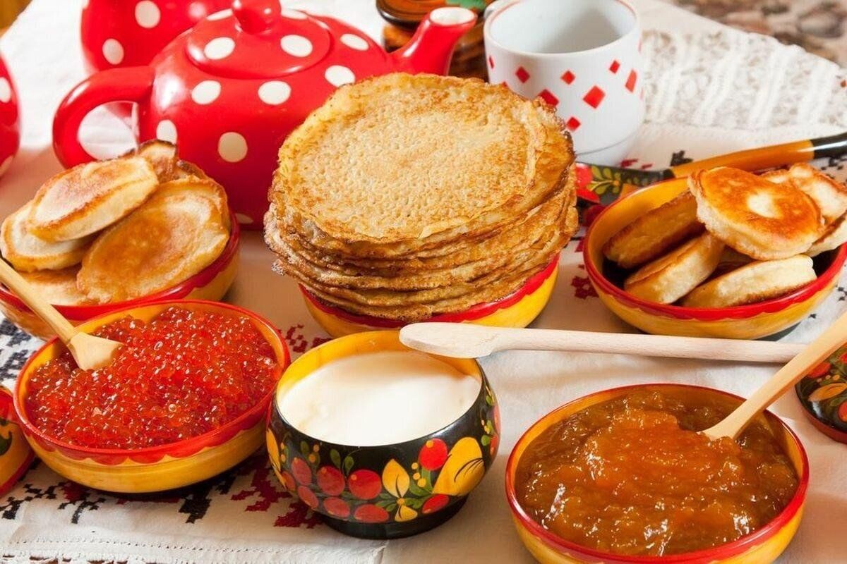 Масленица 2026: стол с блинами