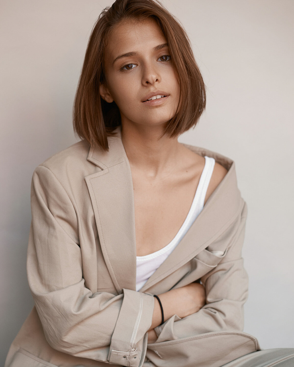 Родилась (под фамилией Новикова) в Москве 15 марта 1990 года.