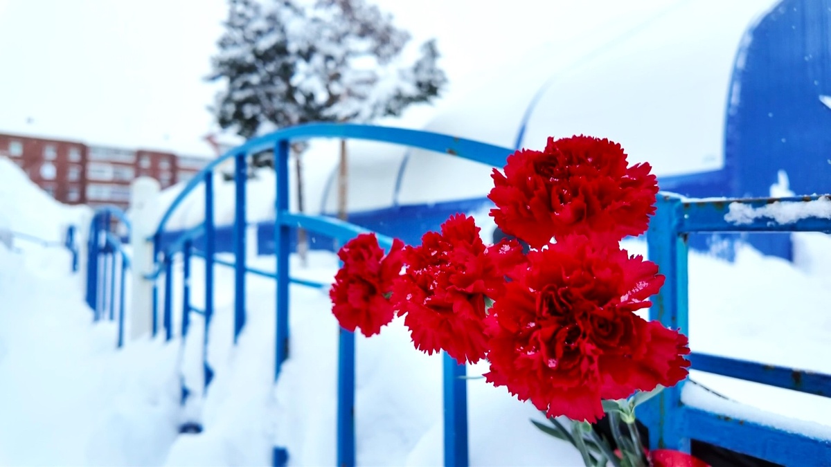    Жители Лянтора несут цветы и игрушки к хоккейному корту, где произошла трагедия