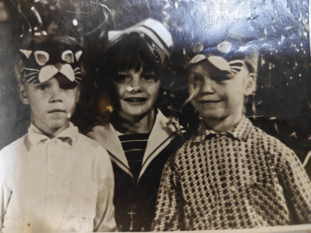 Я слева, Дима справа улыбается