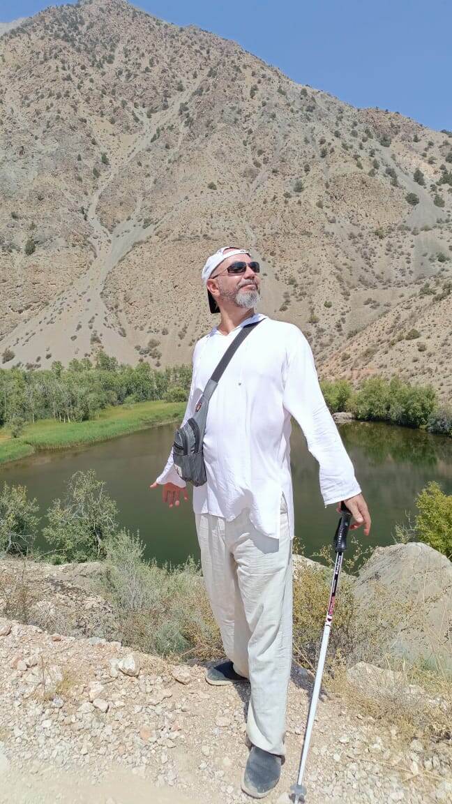 На фоне Змеиного озера