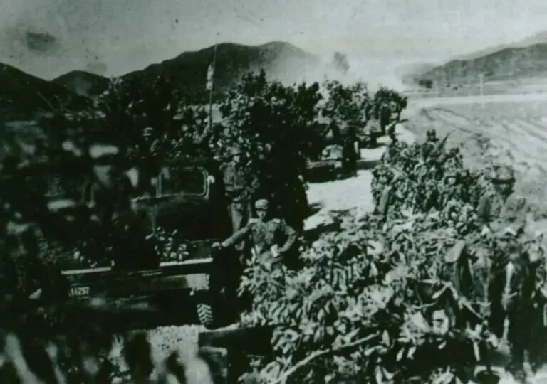 Северокорейская колонна техники в 1950 году, когда ещё можно было передвигаться днём. Обнаружить подобный «куст» машин ночью, при соблюдении светомаскировки, с высоты нескольких сотен метров без радара и специальных оптических приборов представляло собой крайне сложную задачу