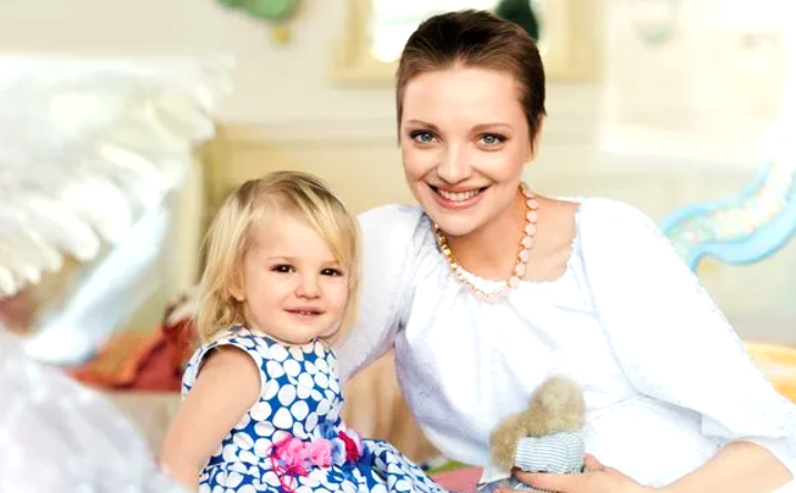 на фото Екатерина Вилкова с дочкой Павлой