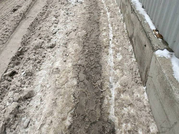     Застройщики не очищали от снега и наледи прилегающие 3 метра к зонам строительства, создавая опасность для пешеходов. Фото: пресс-служба ГАТИ Санкт-Петербурга.