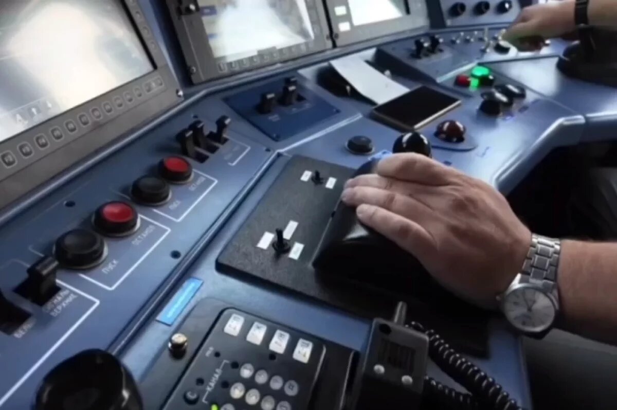    36 поездов задержались из-за провисшего провода на пути в Петербург