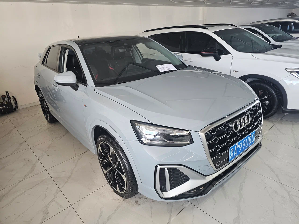 Audi Q2L - вид спереди