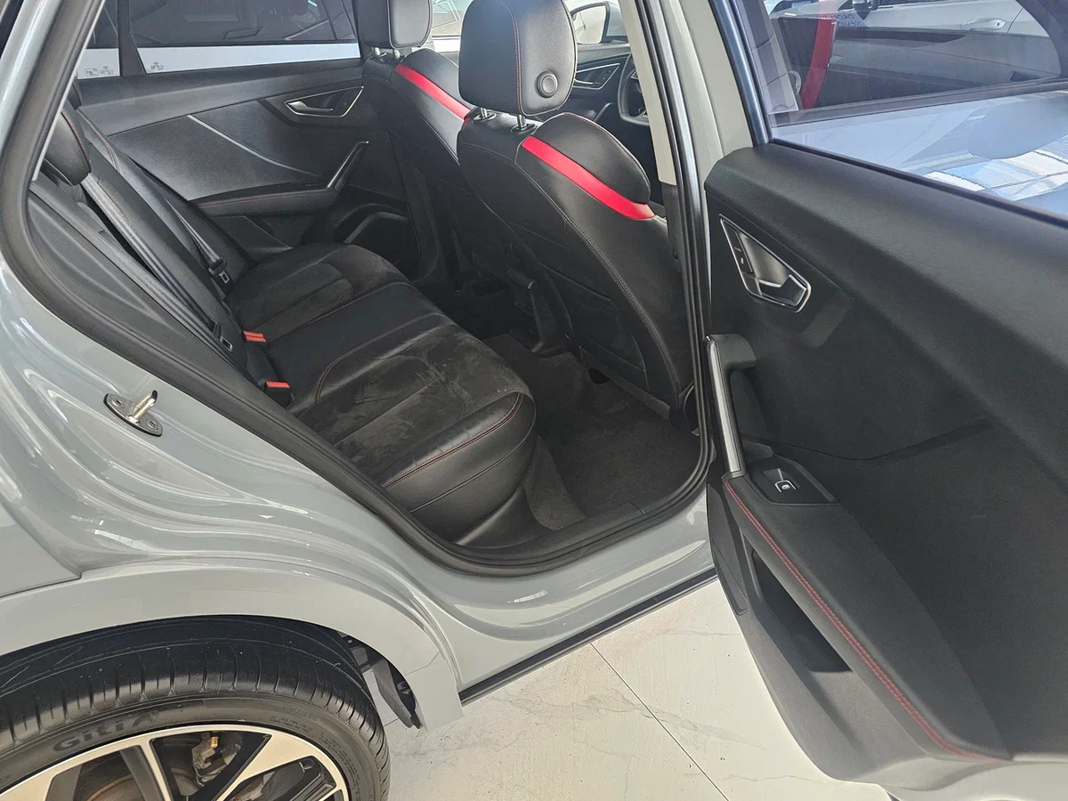 Фото заднего ряда сидений Audi Q2L
