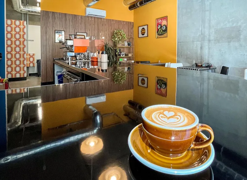 Чашка кофе на столе 