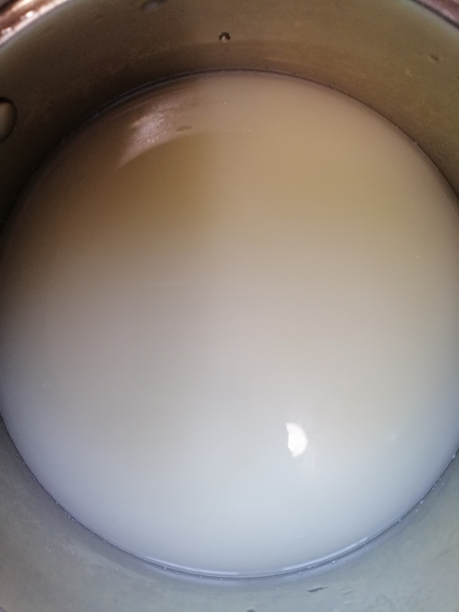 Фото 2. У меня сыворотка образовалась случайно: стала варить кашу, а молоко свернулось; в результате, получился творог (будут отдельные публикации по его приготовлению) и сыворотка, из которой и решила испечь оладьи
