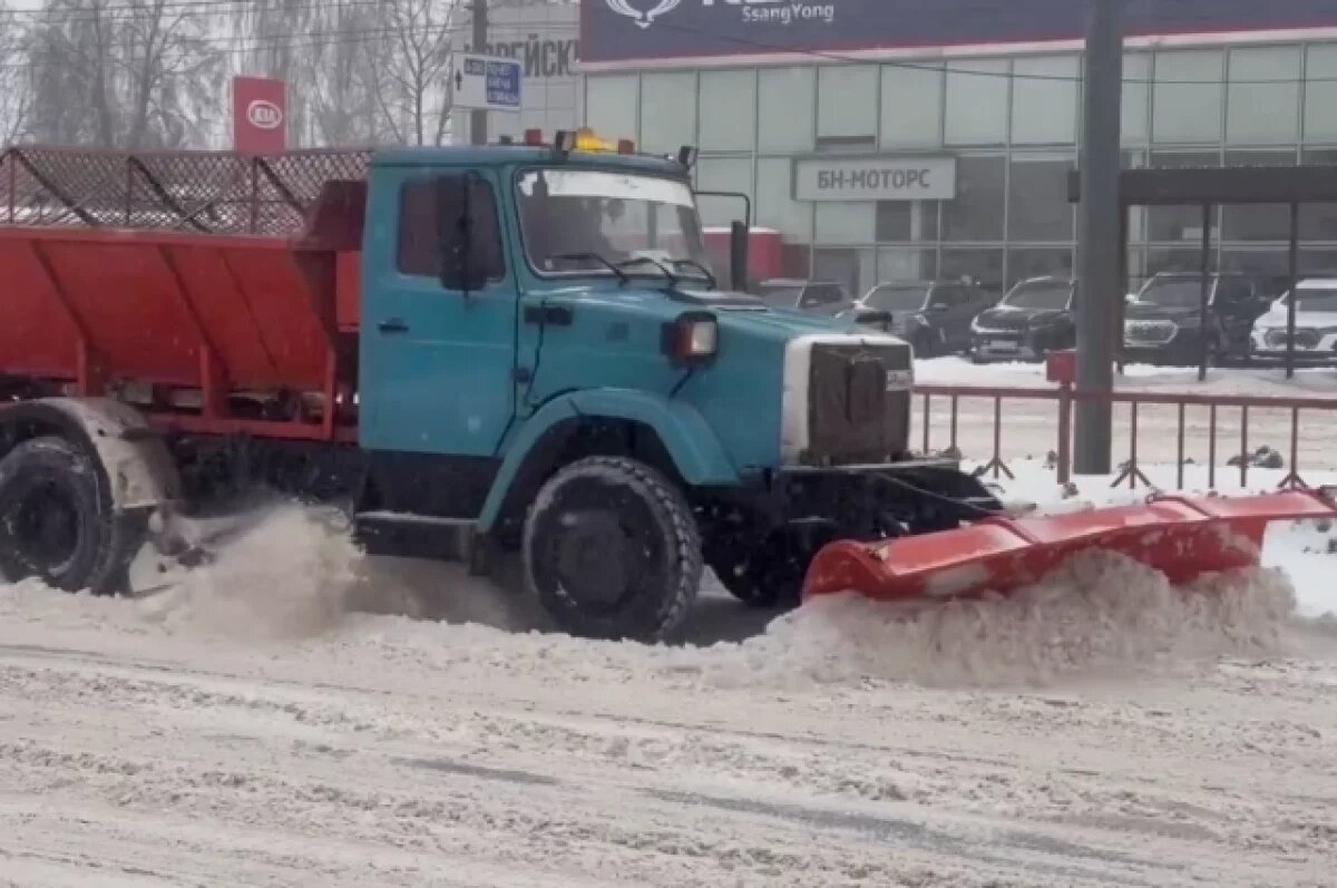    В Брянске дорожники не прекращали уборку снега даже во время атак БПЛА