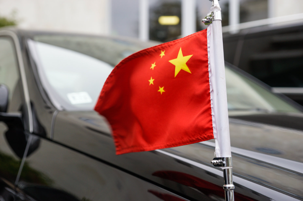 Флаг КНР на автомобиле посольства в Латвии © Sputnik