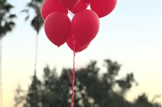 Ощущение, что нитку, наоборот, подтерли в редакторе. Слева от основного пучка отходит блеклая красная линия. 