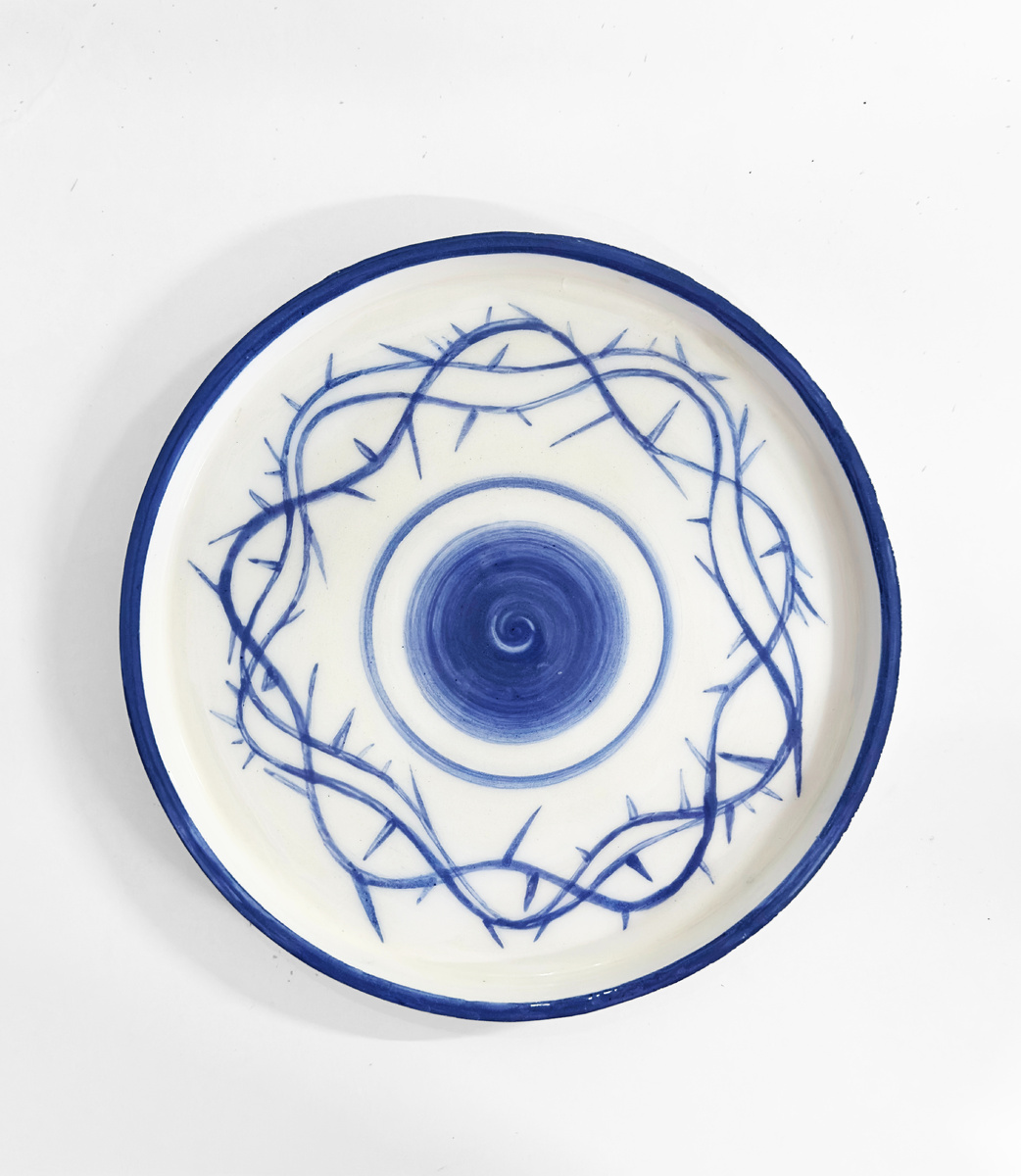 Тарелка глазорий из фарфора.  Подглазурная роспись кобальтом «Колючая проволока». Под заказ.