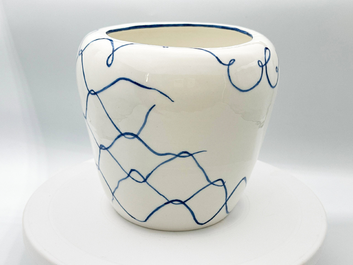 Ваза глазорий из фарфора гончарная с росписью кобальтом "Сетка рабица". 