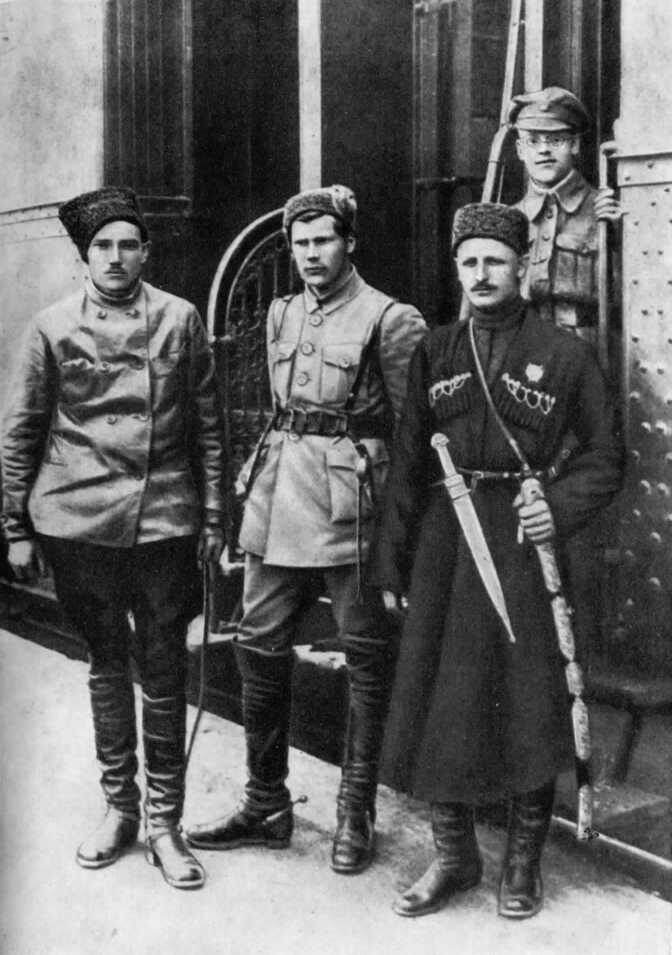 Командование конной группы: военком штаба И.В. Духовинский-Осипов, начштаба В.Я. Качалов, Д.П. Жлоба. Фото из открытых источников