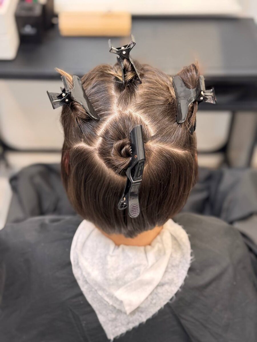 Фото клиента Аллегории. Деление на зоны перед стрижкой 