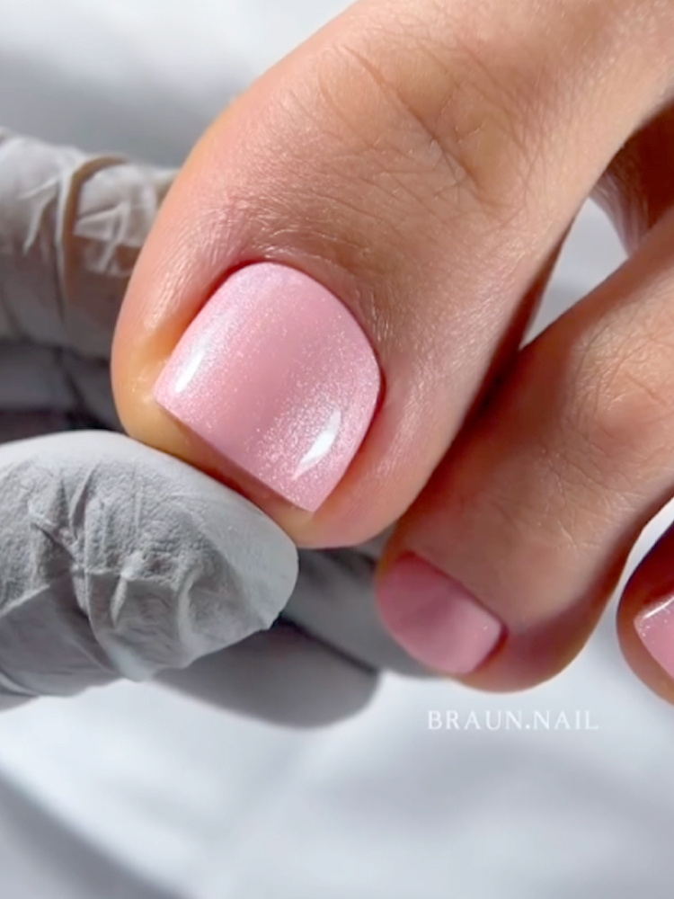 Педикюр с использованием однофазной линейки гель-лаков UNO