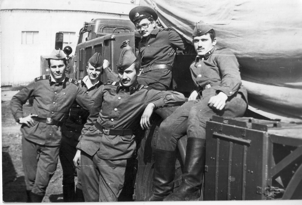 Некоторые солдаты выглядят гораздо старше... фото Юрия К., стоит крайний слева, 25 лет от роду.