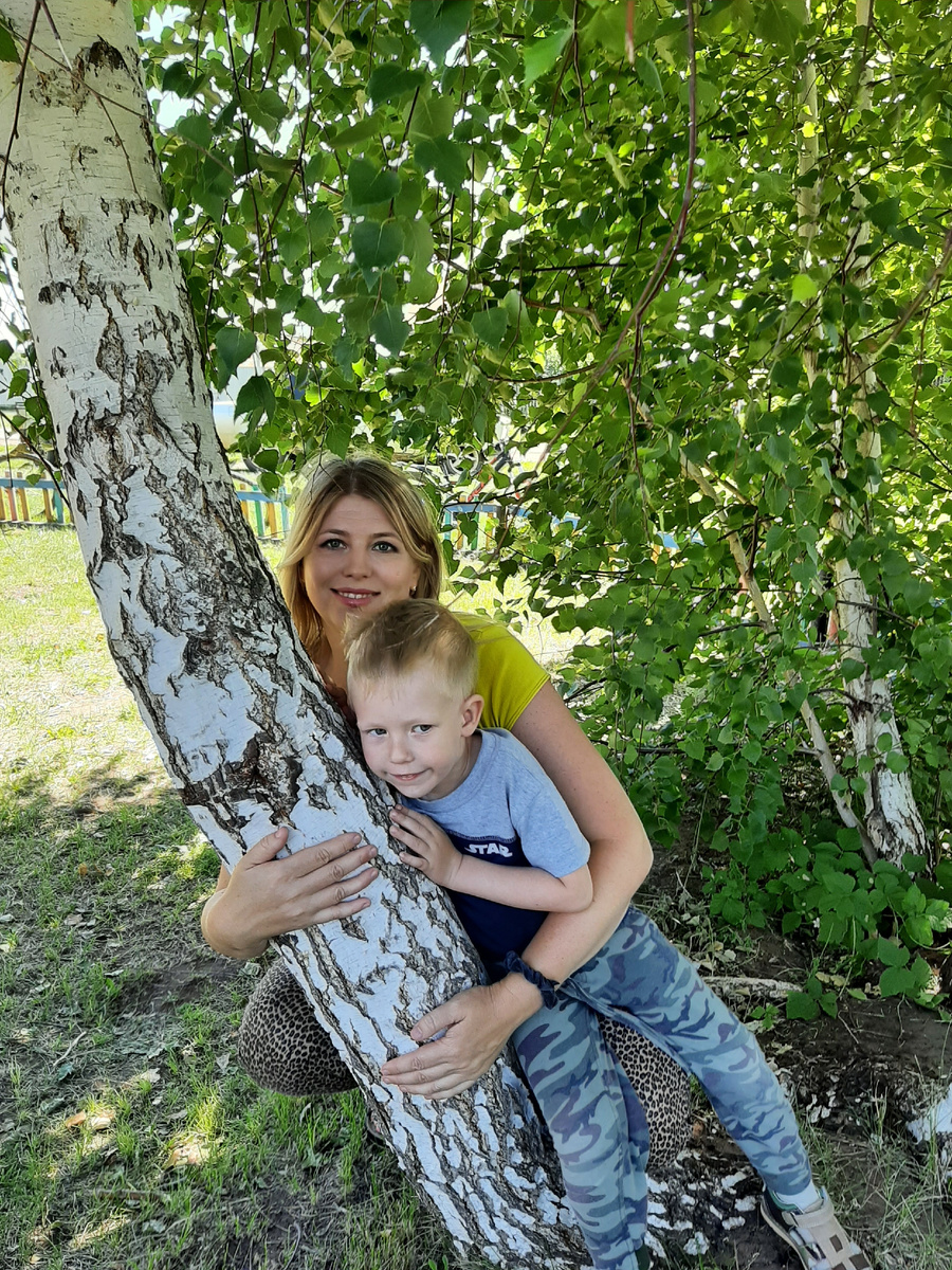 Жена с сыном тоже любят берёзки )))