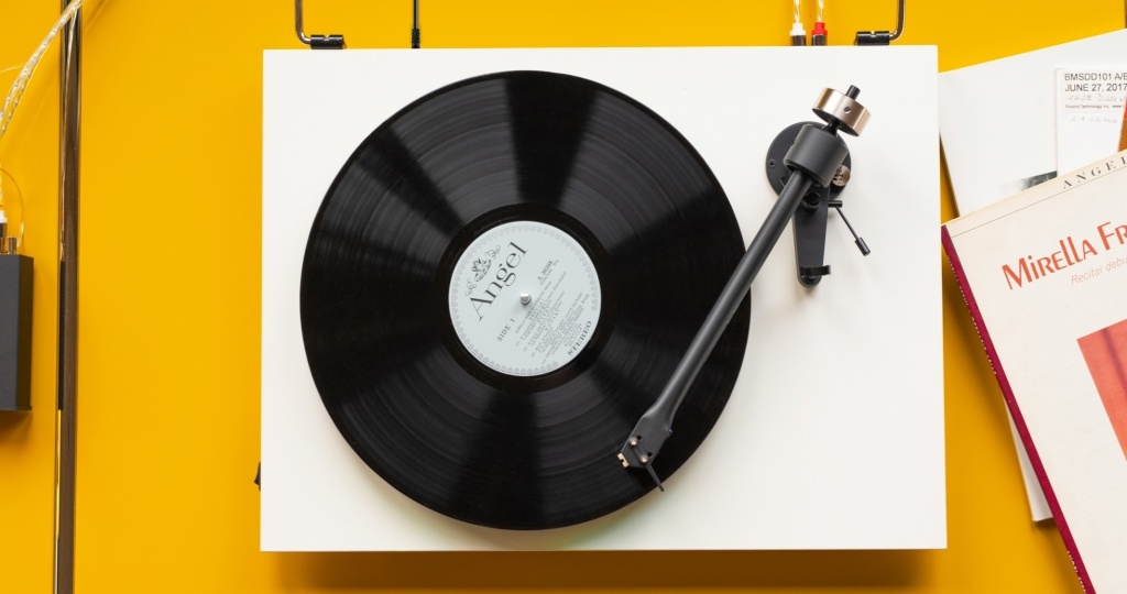 Подключай и слушай: как выбрать лучший проигрыватель винила «всё-в-одном»