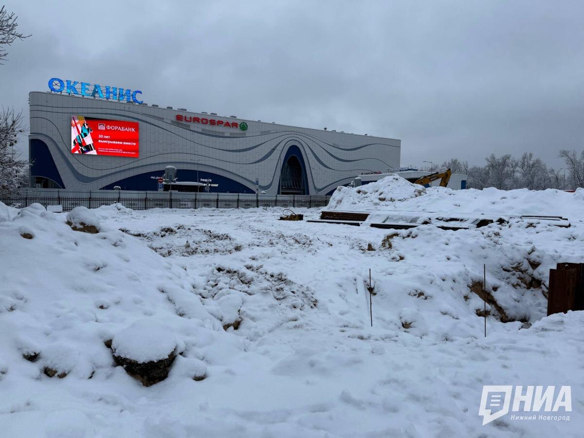    Площадку обнесли забором, на участок подвозят строительную технику