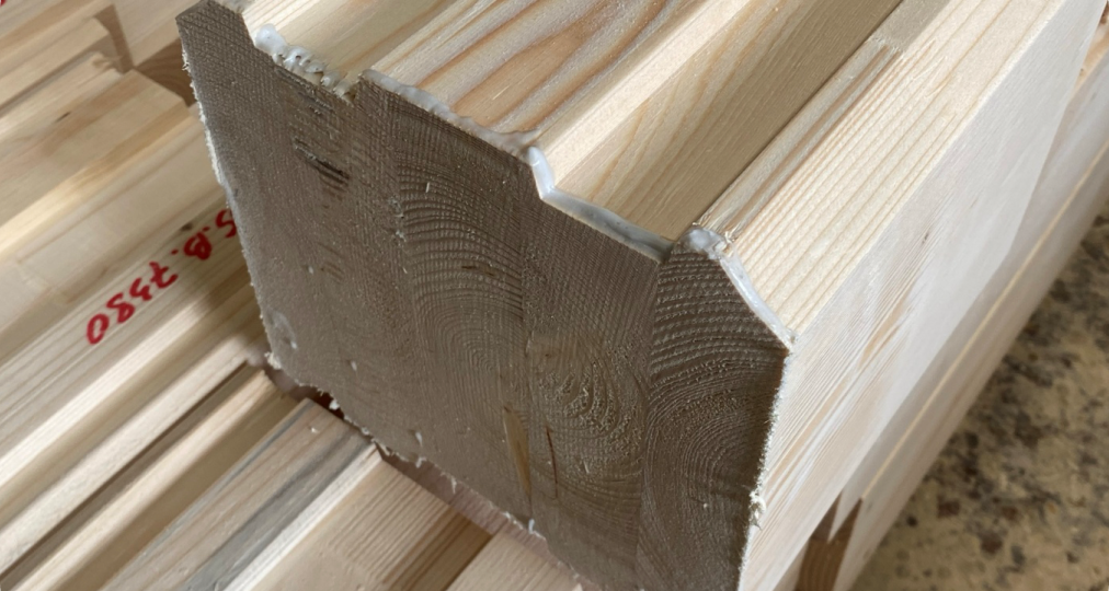 Снижение интенсивности образования щелей и трещин деталей стен деревянного здания