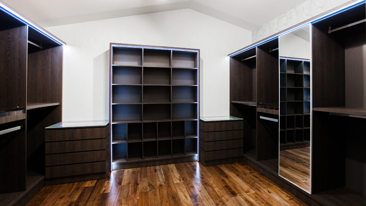 Хранение коллекции сумок в гардеробной из балкона, каждая сумка на виду от Лиговмебель