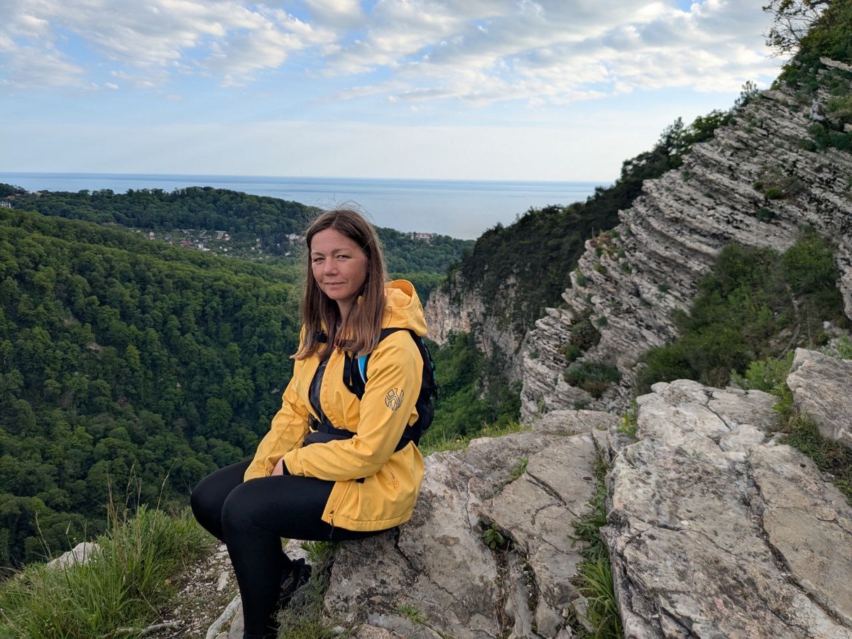 С Орлиных скал видно море.