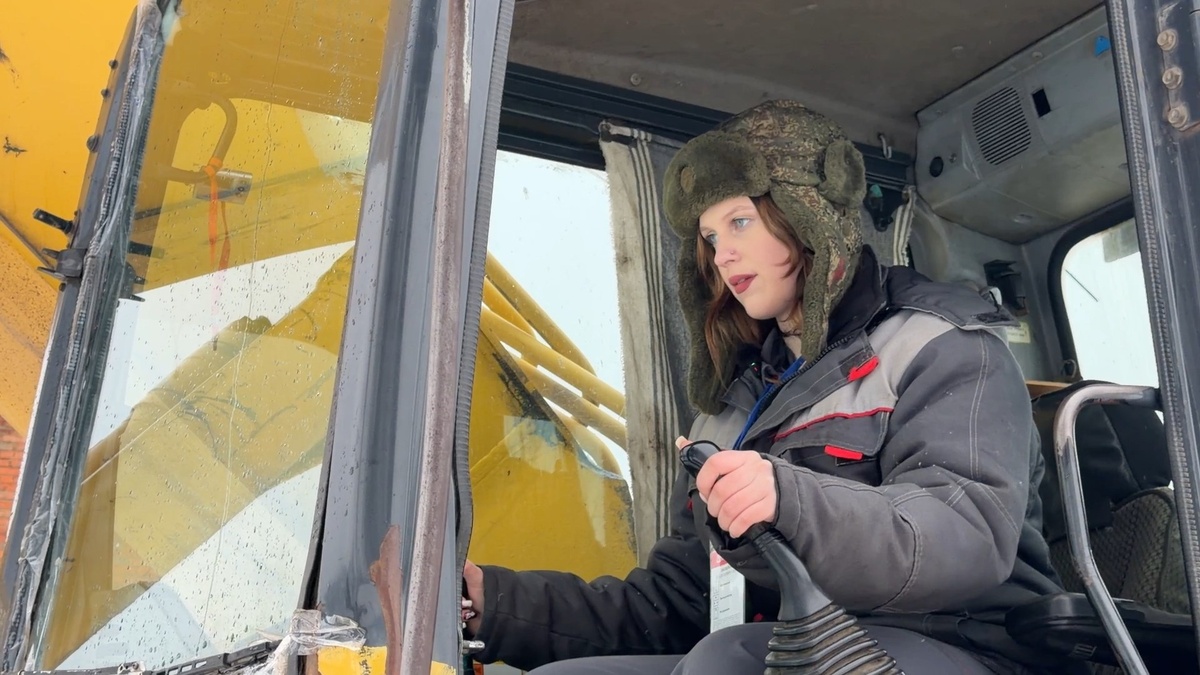 "Дедушка работал на экскаваторе. Мне было любопытно попробовать тоже, как эта техника работает. И вот так вот пришла к этому", - поделилась студентка Раменского дорожно-строительного техникума Дарья Федоренкова.