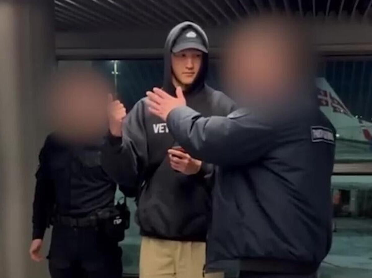    Комик Нурлан Сабуров в аэропорту Внуково | © РИА Новости