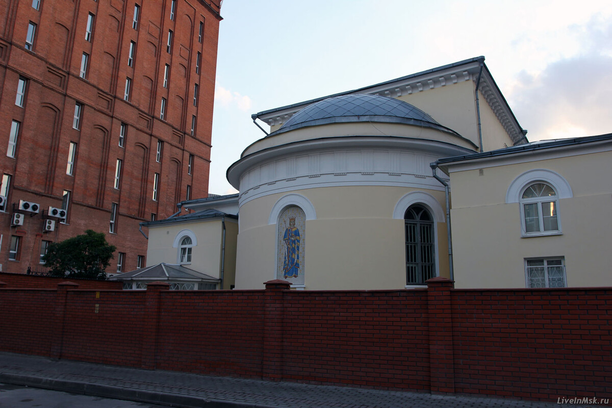 Вид с Милютинского переулка. Рядом здание Московской телефонной станции (источник https://liveinmsk.ru)