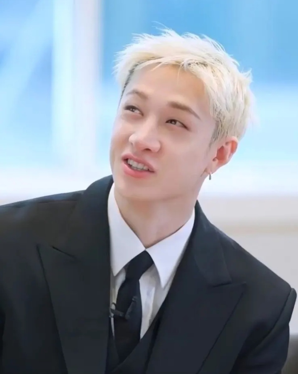 Пытается вспомнить свои щечки?