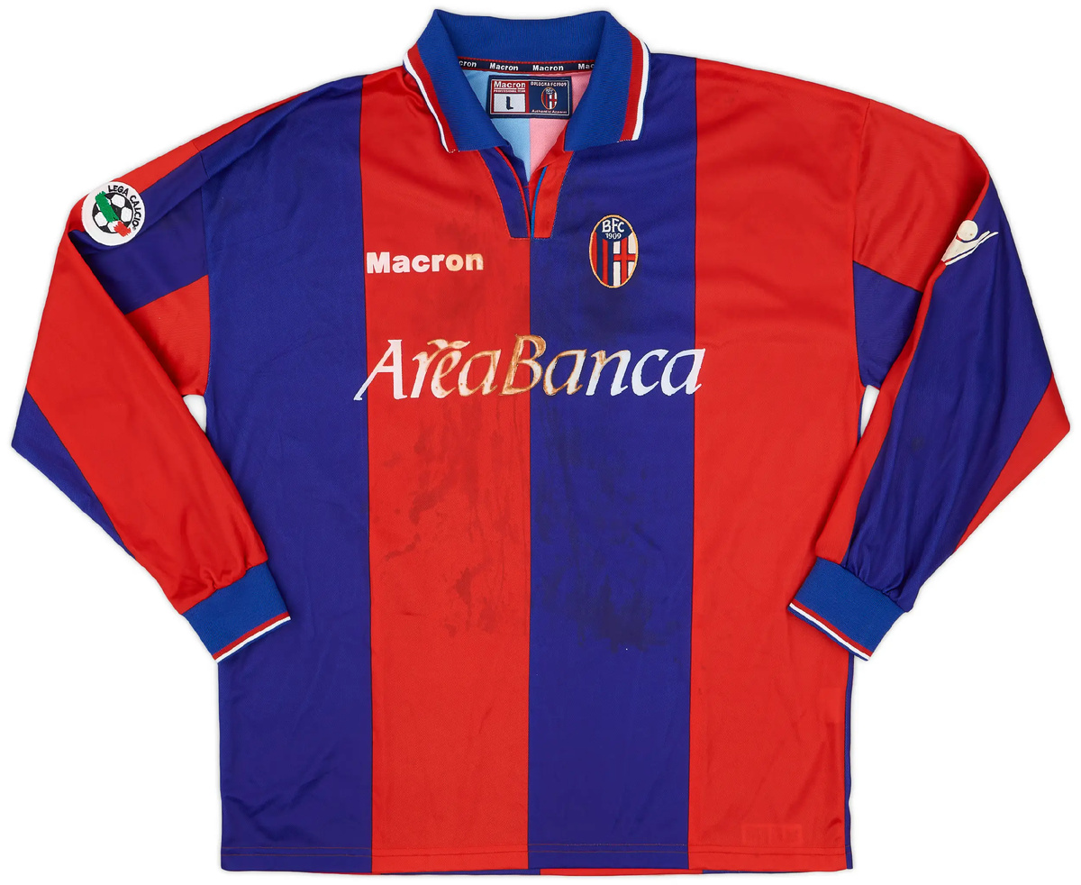 В сезоне 2001/2002, когда началось историческое сотрудничество с Macron, в составе «Болоньи» блистали легенды итальянского и мирового футбола. Главными звездами той команды были капитан Джузеппе Синьори и аргентинский форвард Хулио Крус.