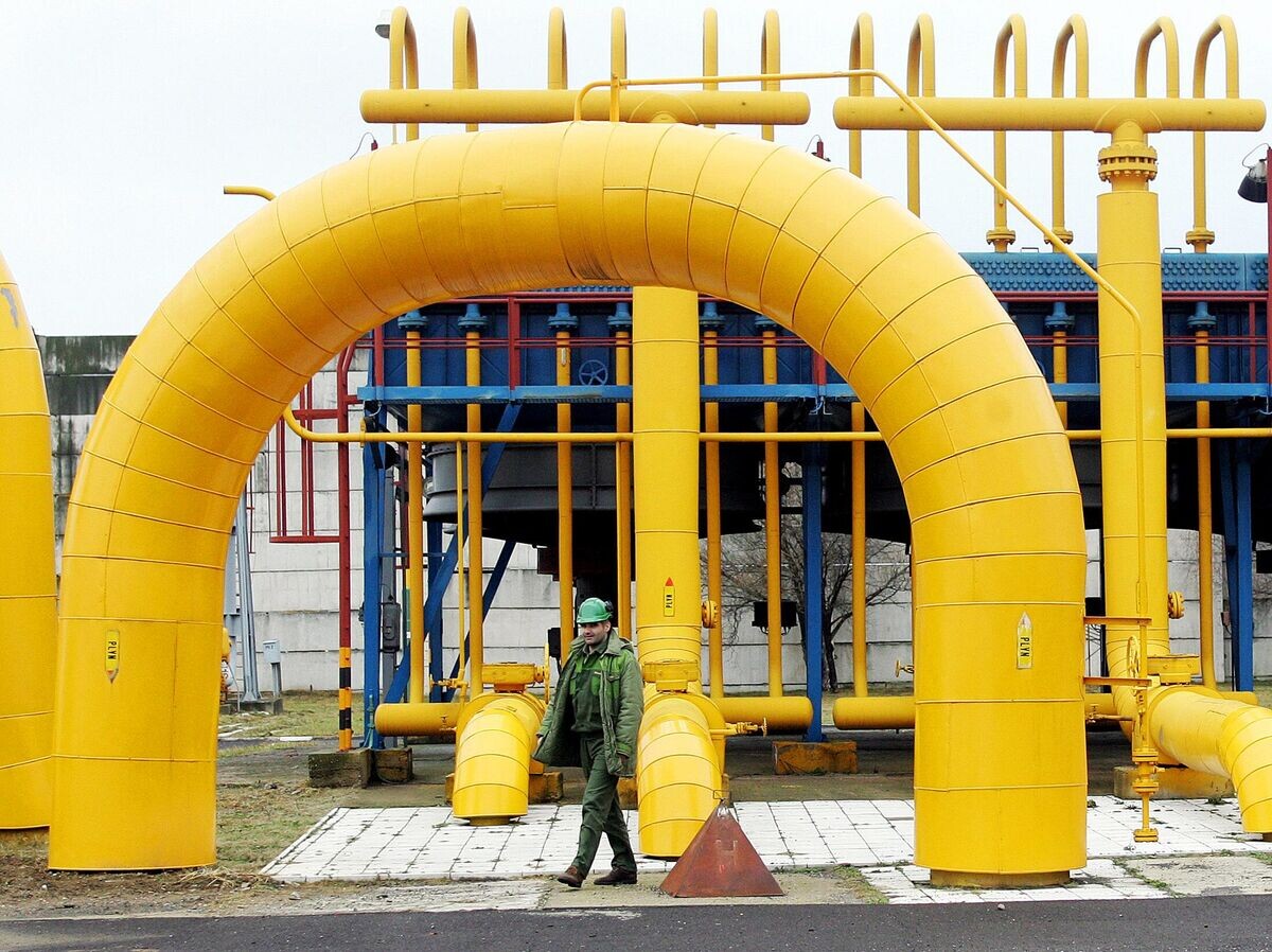    Работник словацкой газовой промышленности на территории газотранспортношго подразделения в городе Вельке-Капушаны | © AP Photo / Petr David Josek