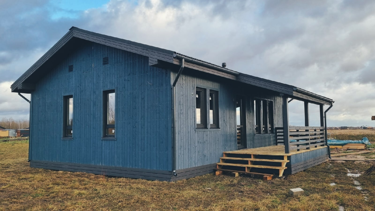 Дом с отделкой из прямого планкена