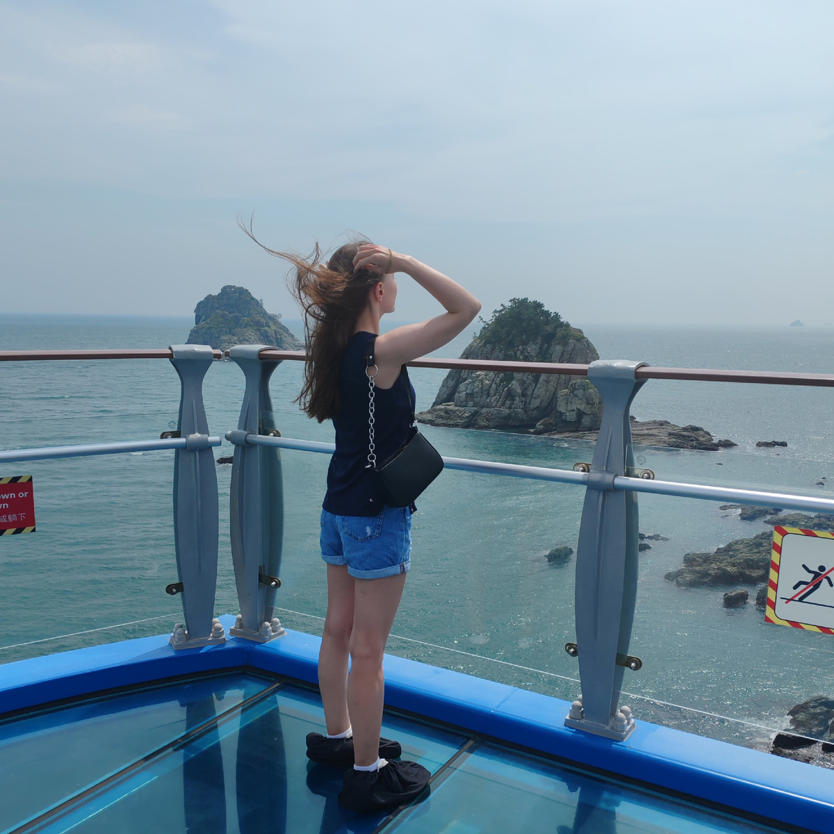 Какие смешные и неудобные нам дали "ботинки" (чтобы не пачкать стекло и не поскользнуться, я думаю) Пусан. Фото автора 