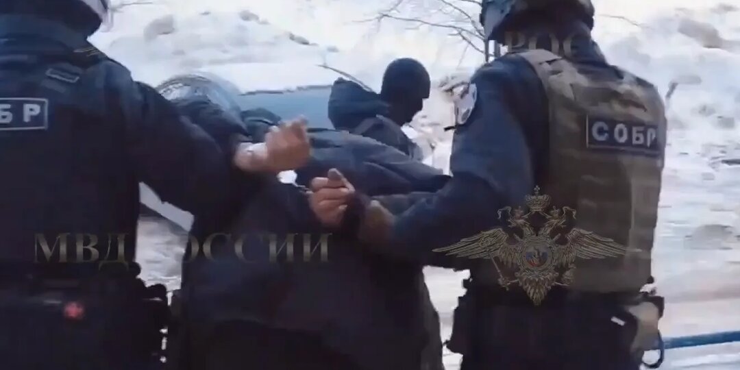 Угрожал и пытался поджечь квартиру: в Новосибирске задержали захватчика заложницы