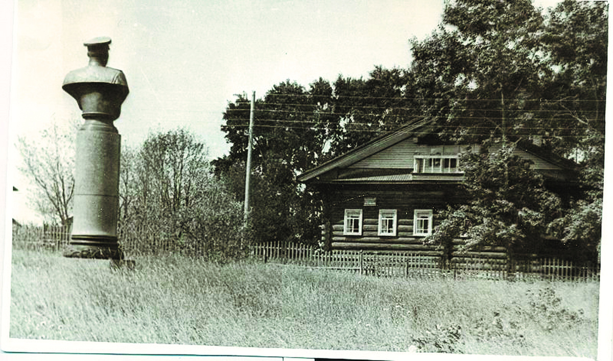 Лодейно, как раз с памятником Коневу
