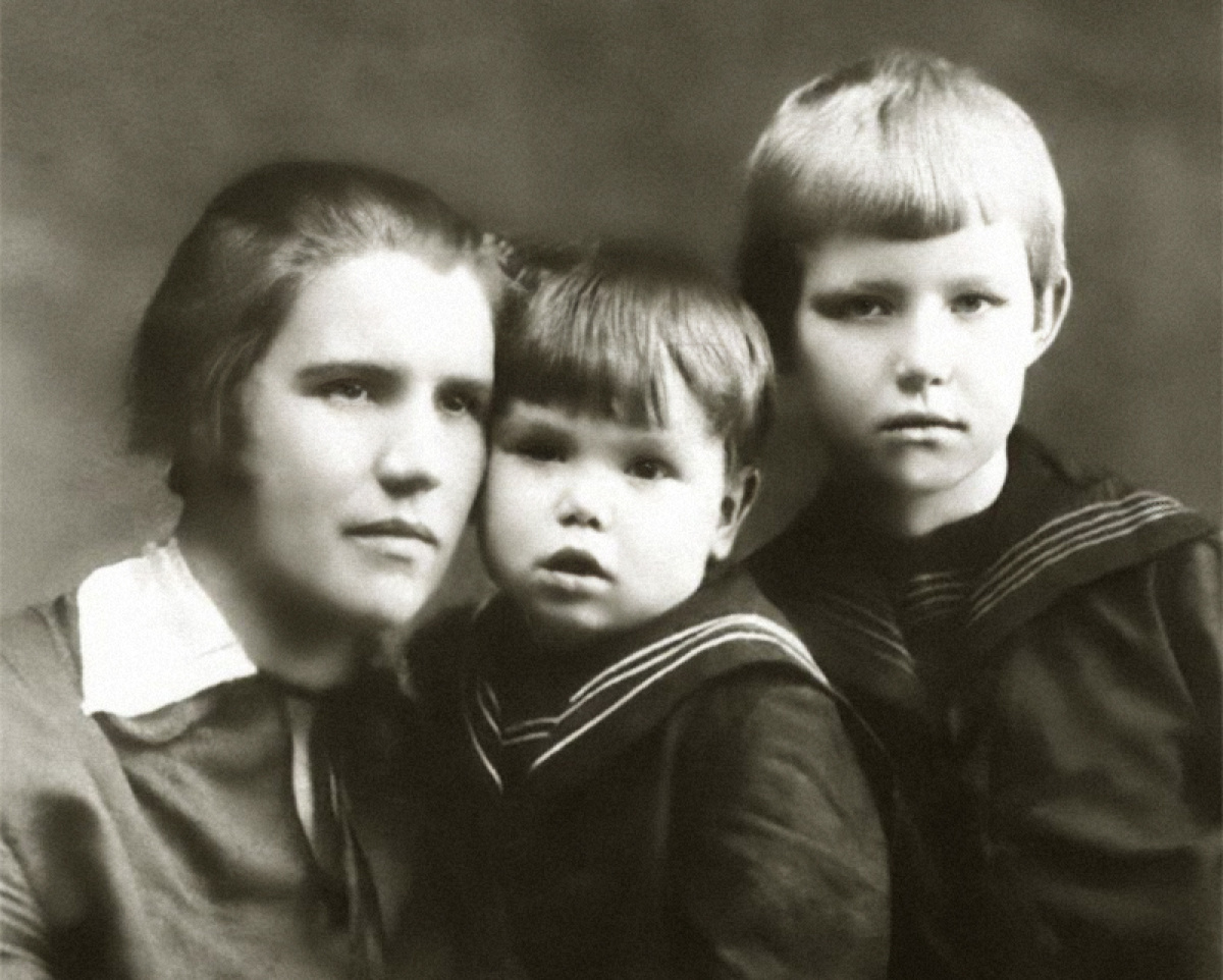 Жена Конева с детьми