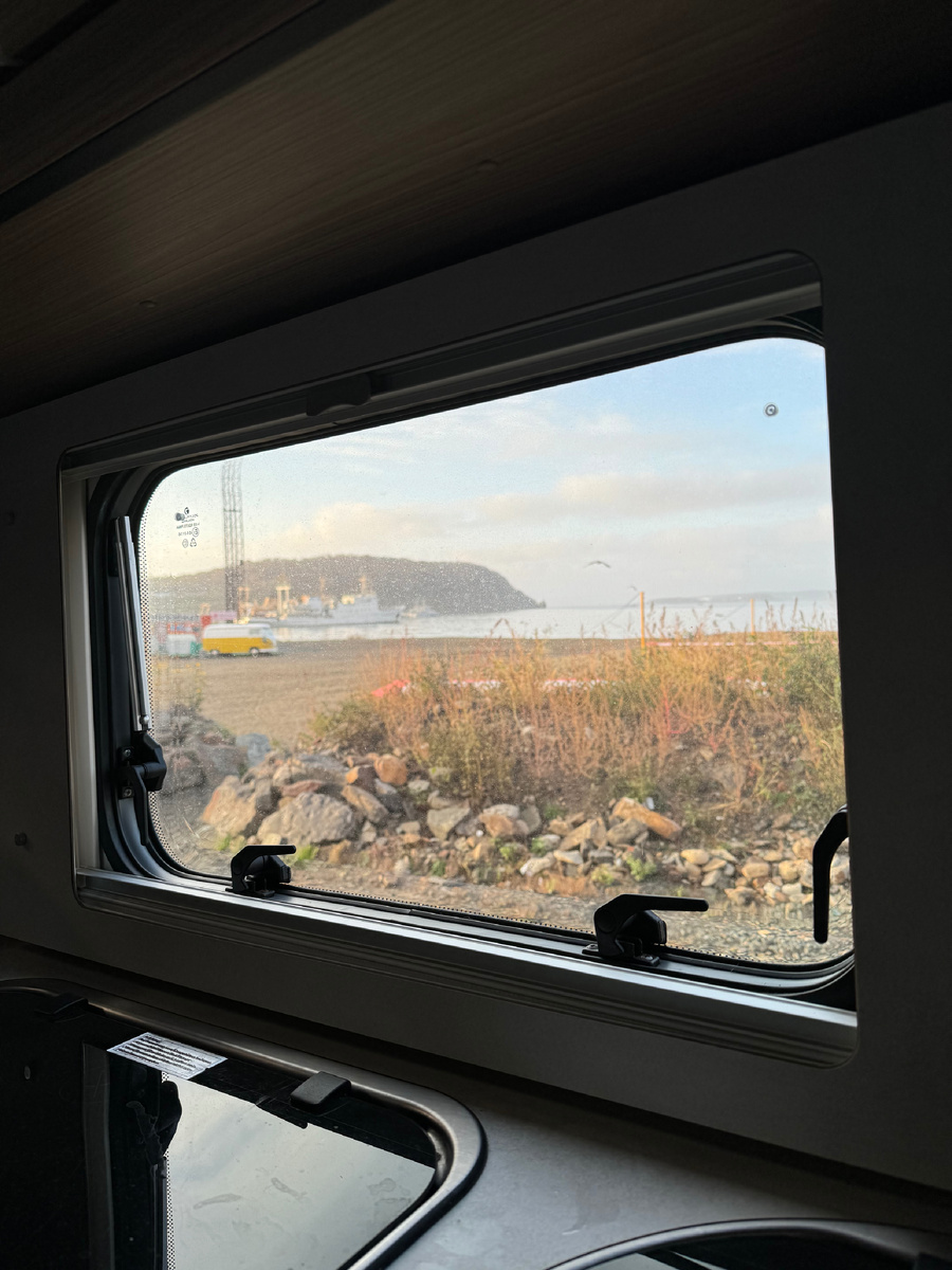 Вид из окна автодома на Японское море утром