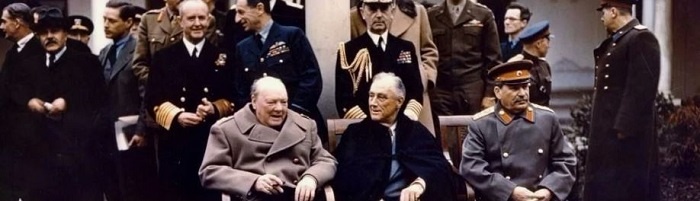 Задумчивый И.Сталин в позе человека, несущего огромный груз ответственности. 