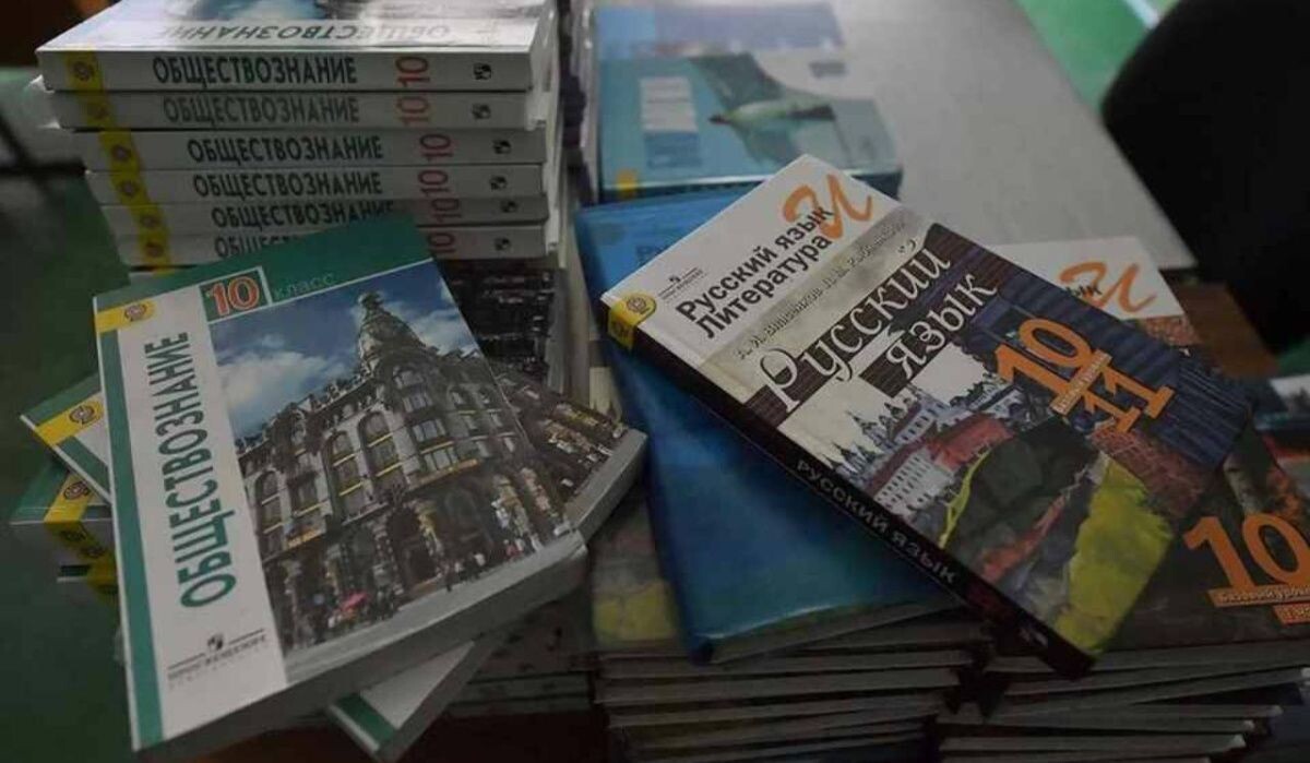     Школьные учебники. Источник: spb.kp.ru Автор фото: Владимир Веленгурин