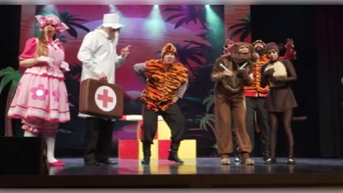    Музыкальную сказку «Айболит и все, все, все» показали юным курянам