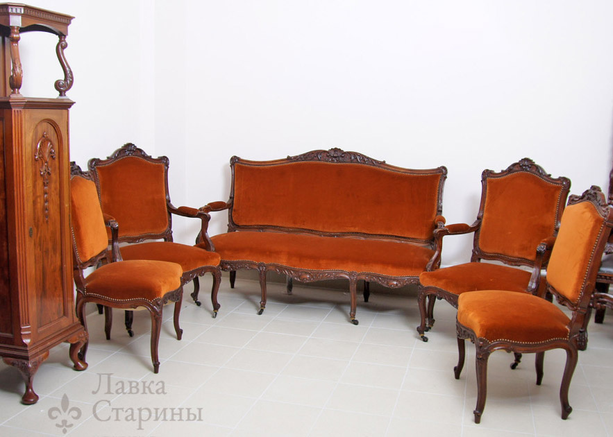 Антикварный гарнитур мягкой мебели из 5 предметов, массив красного дерева, украшен резьбой, Европа, 19 в. Фото с нашего сайта dvaveka.ru