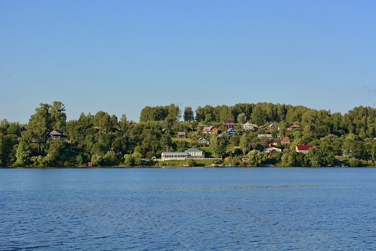 Плёс. Дома у воды.