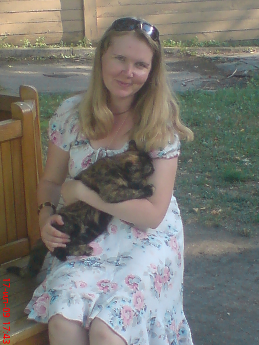 Фото не очень хорошего качества, увы, но оно мне нравится. Я здесь обнимаюсь с милой кошкой, которая сама пришла ко мне познакомиться.