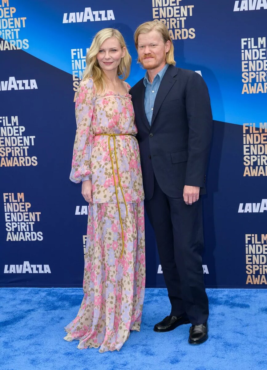 Кирстен Данст и Джереми Племонс📷
